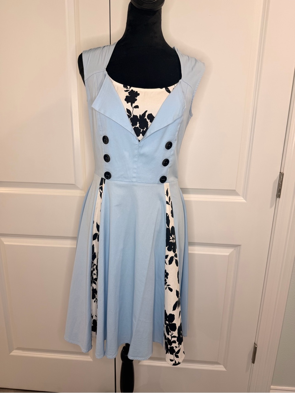 Killreal V-neck Blue Sleeveless with Black & White Floral Insets Size Medium